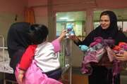 اهدای هدیه به بیماران بستری در مرکز طبی کودکان